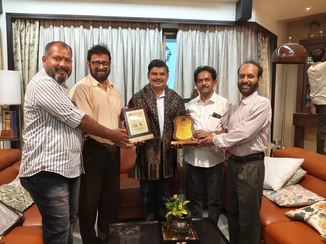 Kannadiga Artists’ Council office bearers felicitate donors
